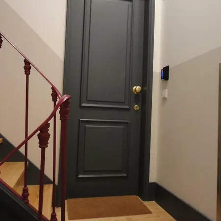 Center Modern Art Apartment